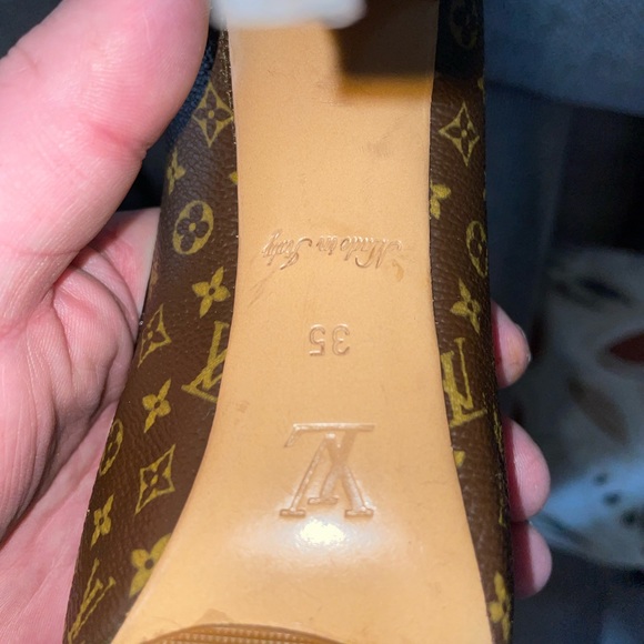 Like new. No scuff. No rips. No stains. - Picture 3 of 6